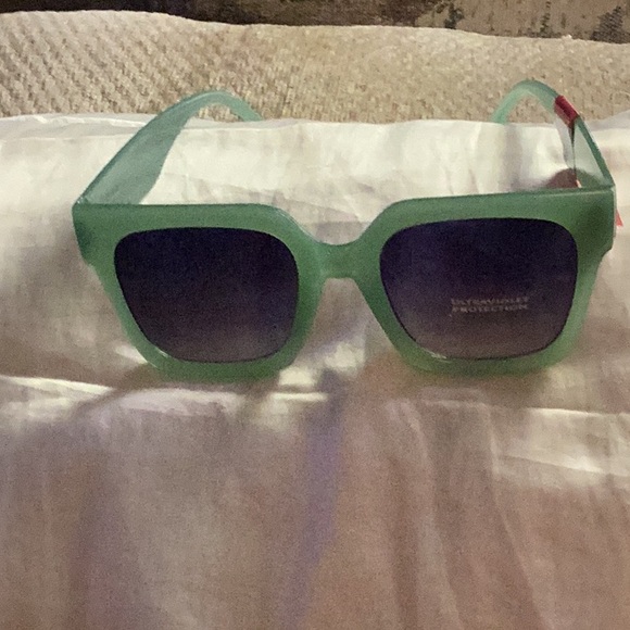 😎NWT Green 90’s Style So Much Fun To Wear Retro Sun Glasses Closet Must Have 😎 - Picture 1 of 8